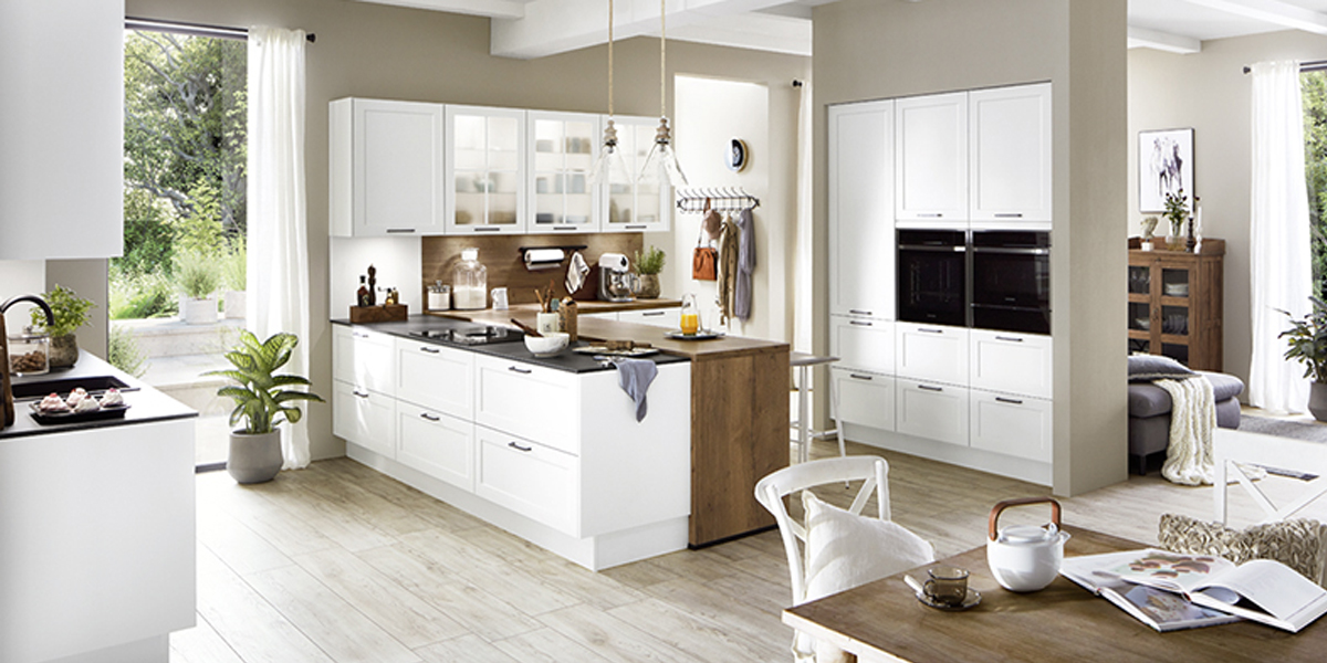 Landhausküchen verbinden zeitlose Gemütlichkeit mit moderner Funktionalität und schaffen so eine warme Atmosphäre in Ihrem Zuhause.